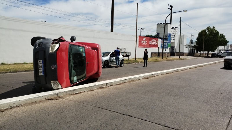 Espectacular accidente frente al Club El Fortn